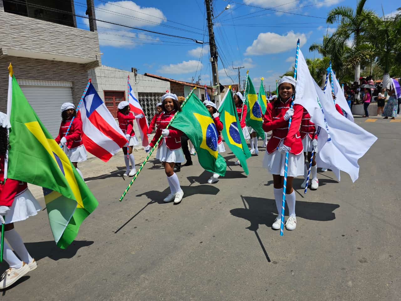 Desfile Cívico de Lamarão celebrando 7 de setembro enaltece a Educação